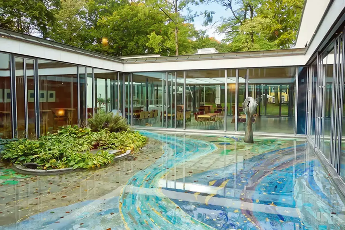 Atrium mit Brunnen im Tagungszentrum in München