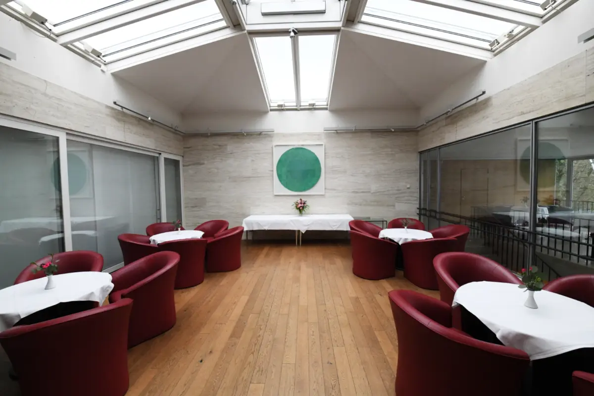 Der Clubraum mit Dachfenster und Sesselgruppen
