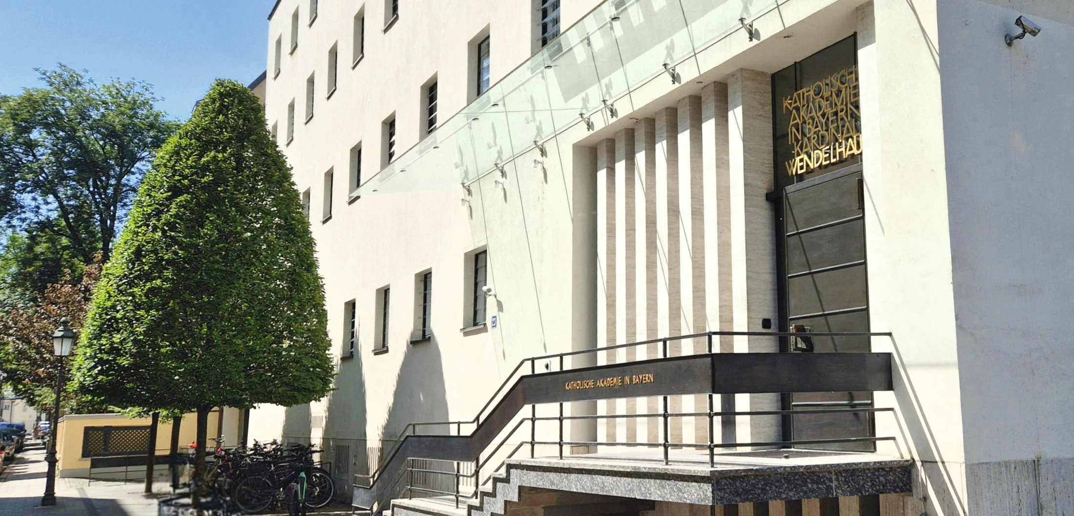Eingabng Hauptgebäude des Tagungszentrums in München