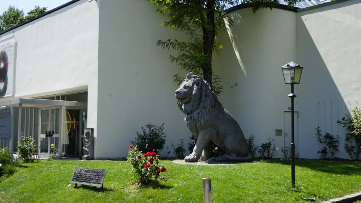 Außenansicht des Hauptgebäudes mit großer Löwen-Skulptur