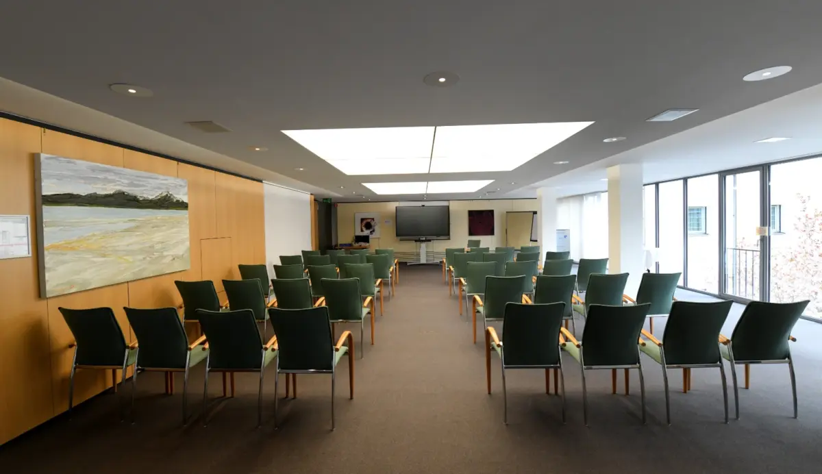Konferenzarum mit Reihenbestuhlung im Tagungszentrum München