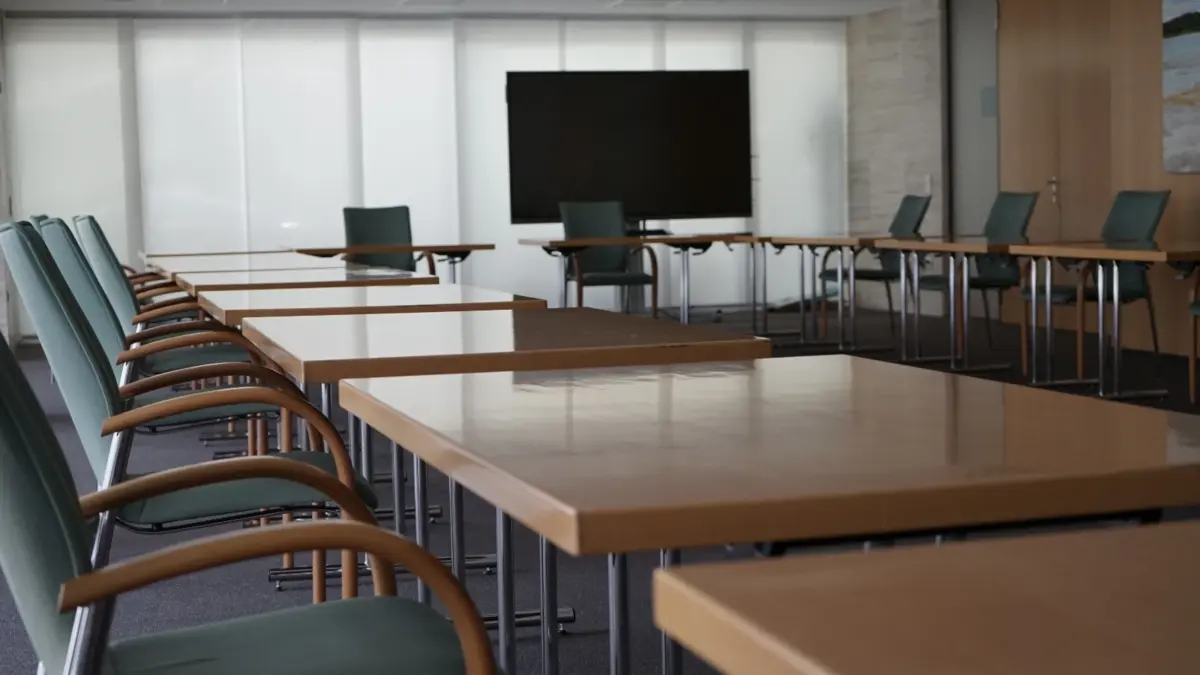 Konferenzraum mit U-Form Bestuhlung