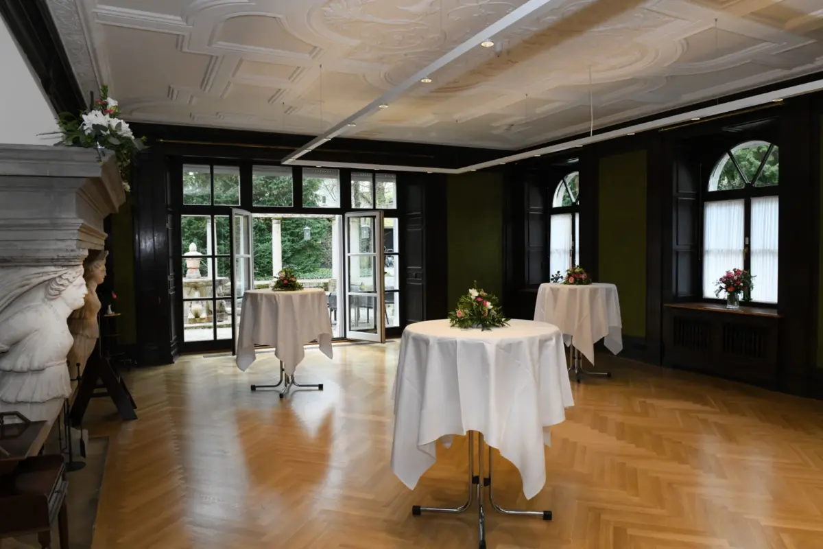 Romano Guardini Bibliothek im Tagungszentrum München mit Stehtischen
