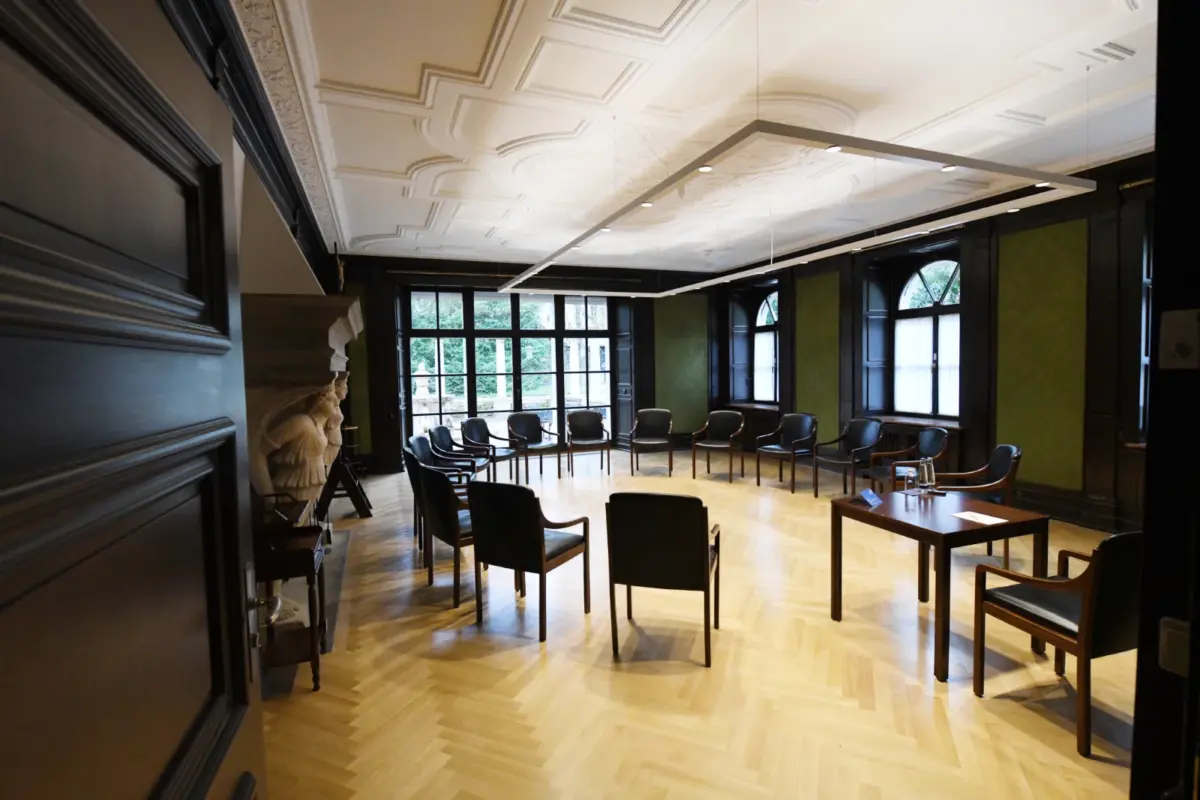 Romano Guardini Bibliothek im Tagungszentrum München mit Stuhlkreis