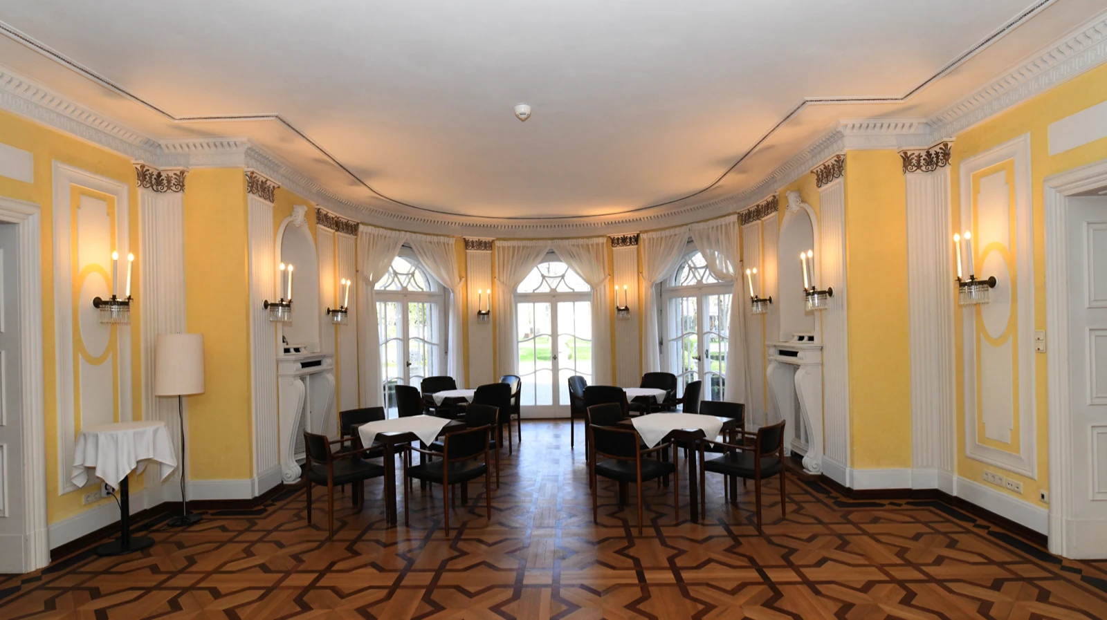 Event Location Schloss suresnes - Ein raum mit hellem Charakter
