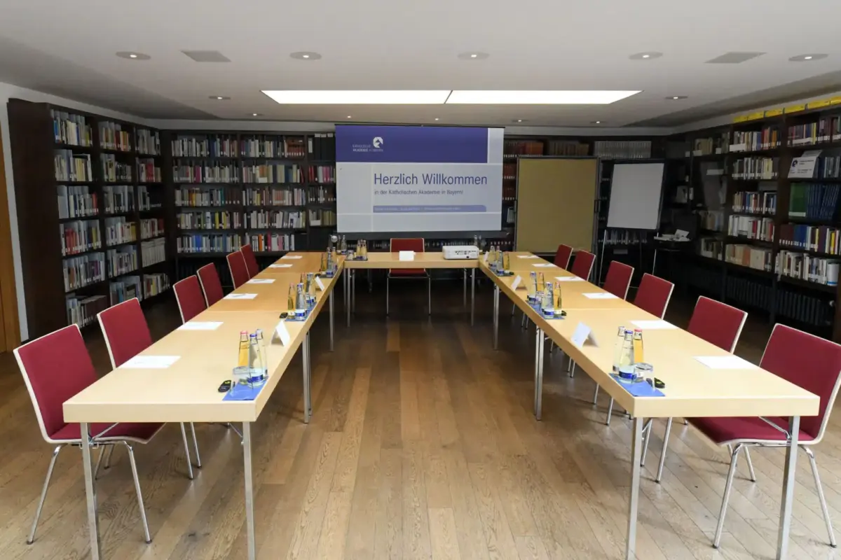 Die Studienbibliothek des Tagungszentrums München mit einer U-Block Bestuhlung