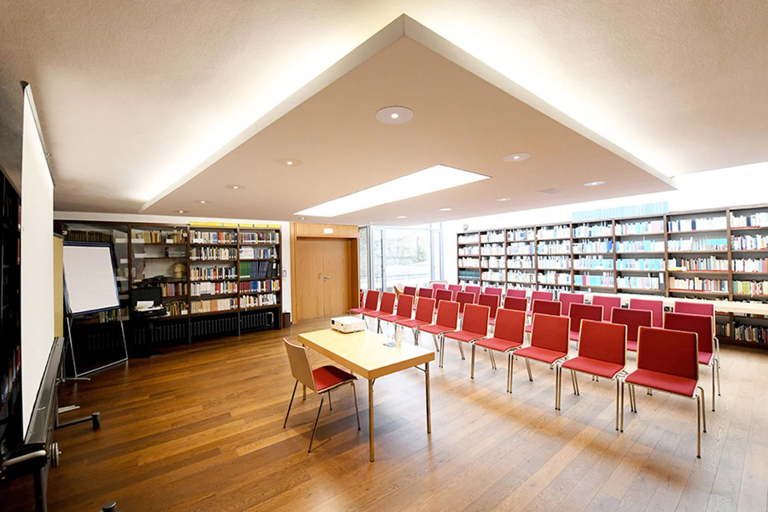 Die Studienbibliothek mit Stuhlreihen - Tagungszentrum München