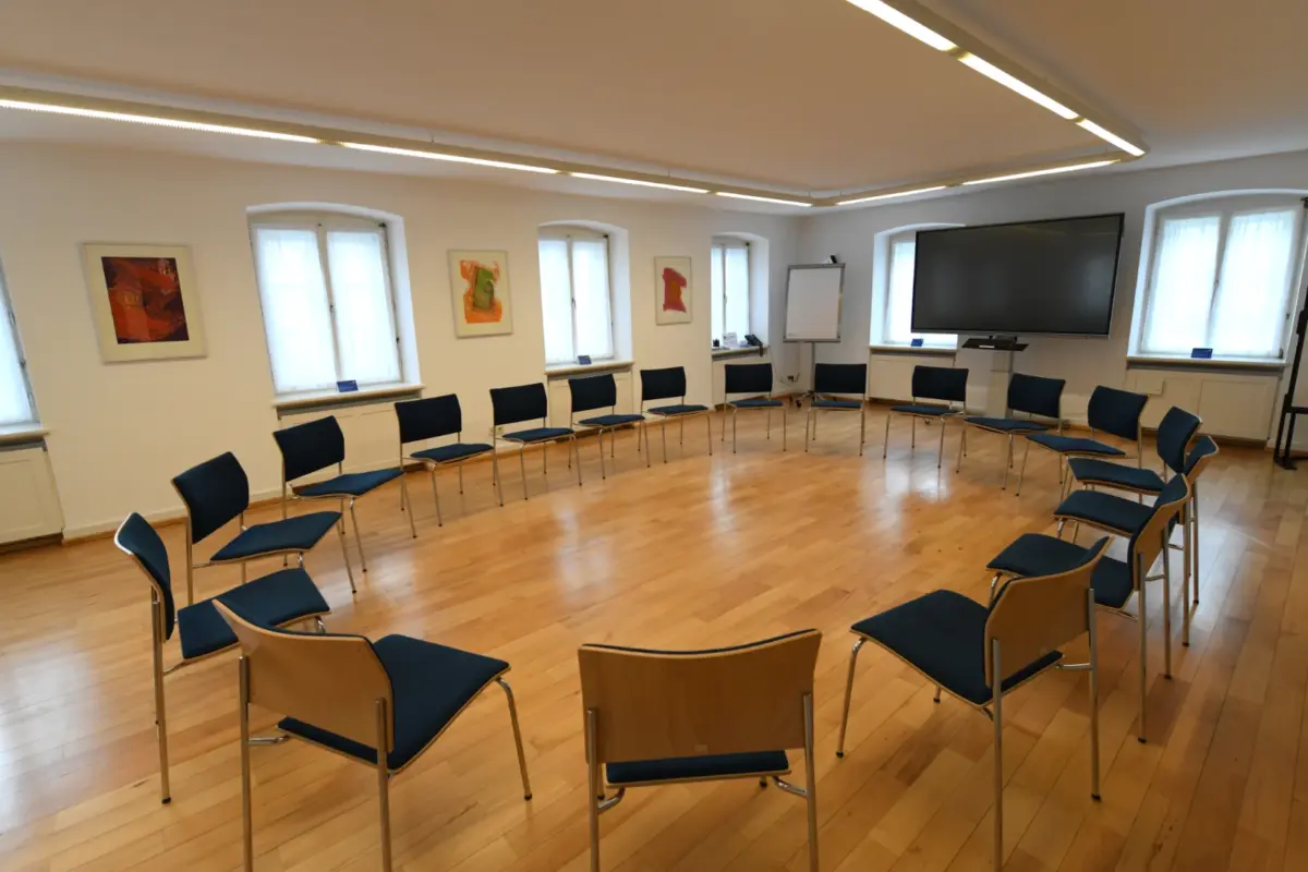 Stuhlkreis im Tagungsraum "Viereckhof Erdgeschoss"