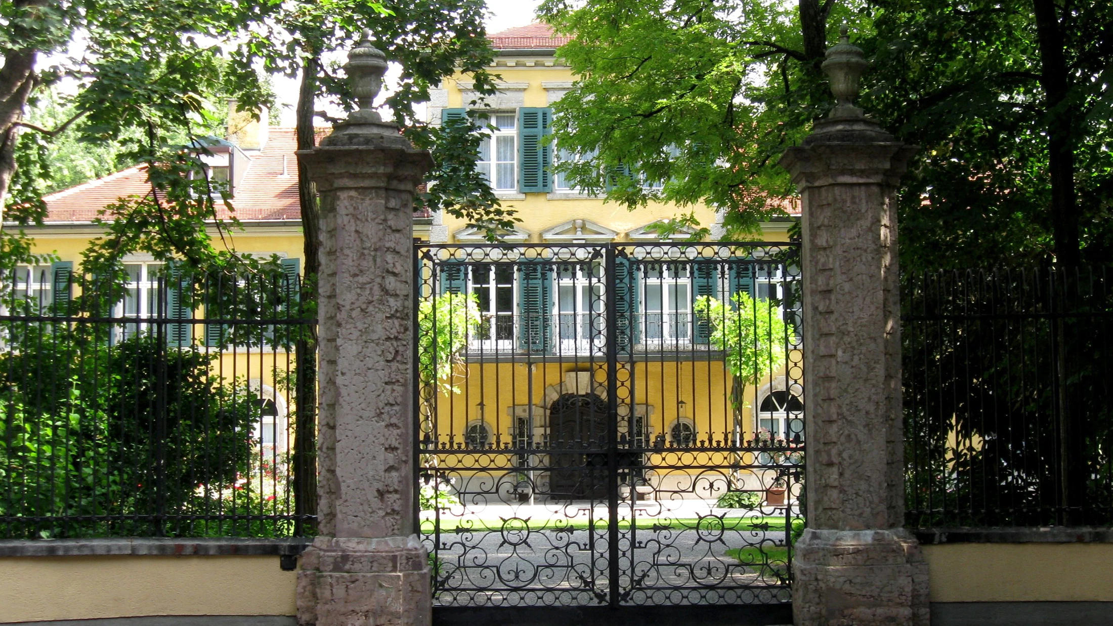 Eingangstor Schloss Suresnes - Tagungszentrum München